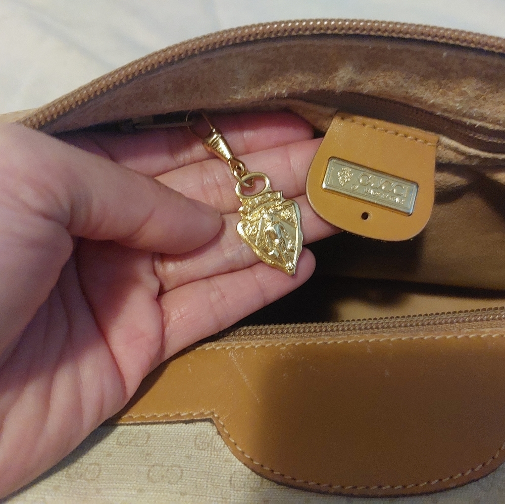 Authentic Vintage Gucci Body Bag - Picture 13 of 14